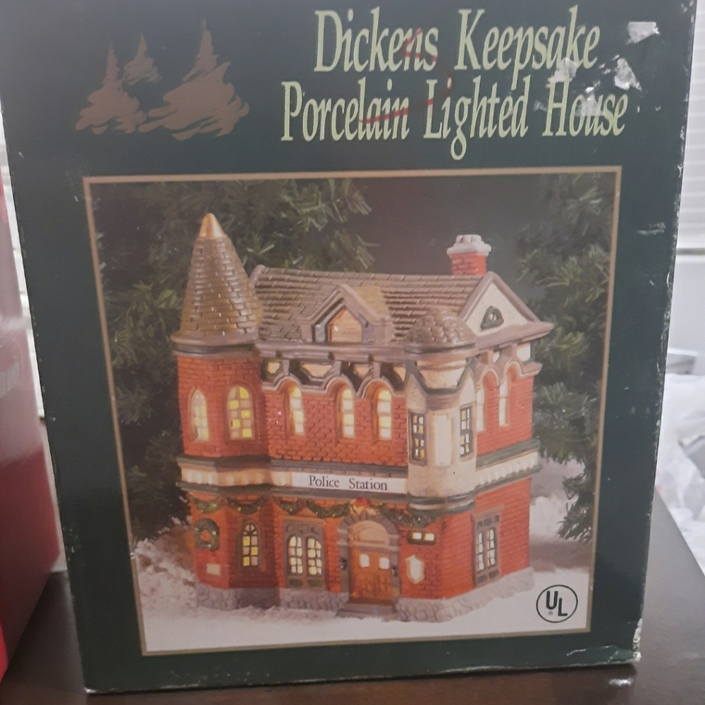 Dickens Keepsake Police Station Christmas  Village Porcelain Lighted 1995 Mint